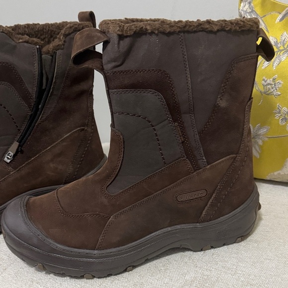 Like new INSULATED Brown Winter Boots with Fur Lining